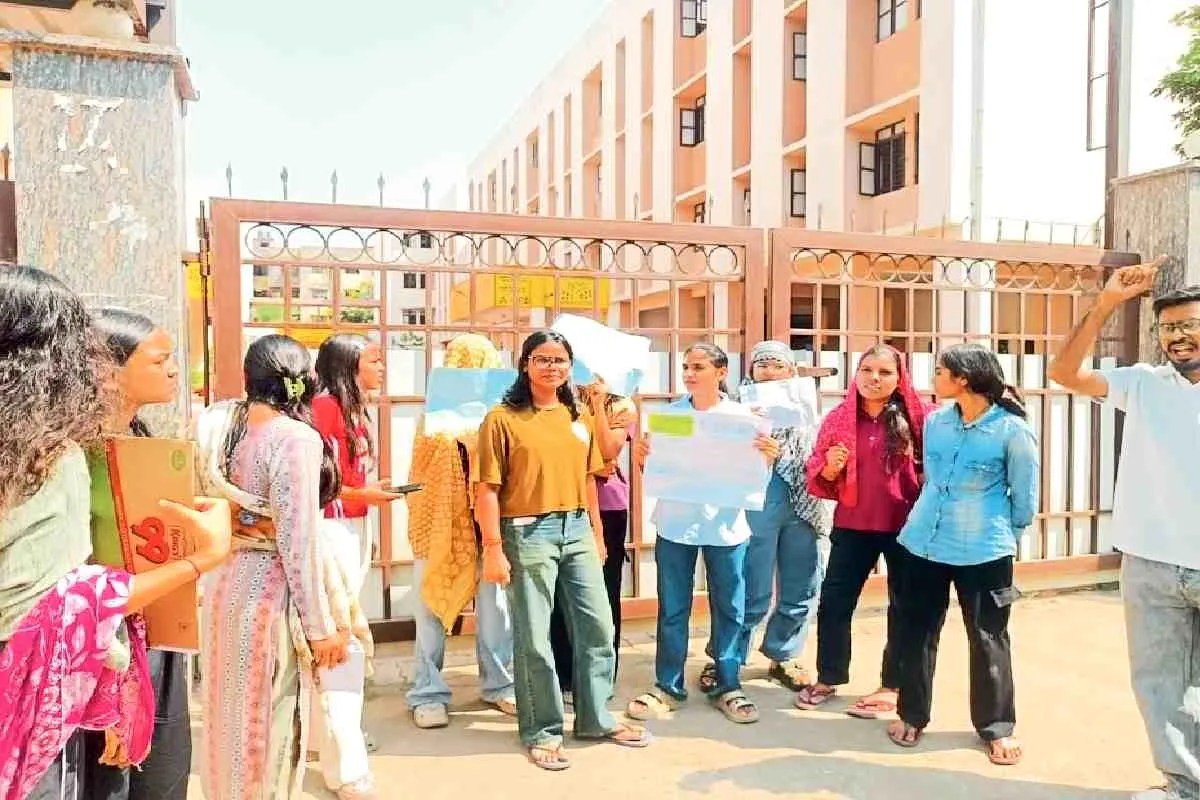 ‘अधिकारी तू करके बात करते हैं…’ भोपाल में हॉस्टल की लड़कियों ने की शिकायत, 50 लड़कियों के बीच एक शौचालय | Hostel Girls In Bhopal Complain One Toilet For 50 Girls ‘अधिकारी तू करके बात करते हैं…’ भोपाल में हॉस्टल की लड़कियों ने की शिकायत, 50 लड़कियों के बीच एक शौचालय | Hostel Girls In Bhopal Complain One Toilet For 50 Girls